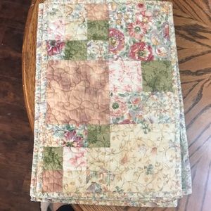 6 quilted placemats, reversible
